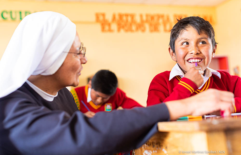 A boy listening to Sister Jessica Dongo during the catechesis class in the Milluni sector of the Andean community of Caluyo in the prelature of Ayaviri (Puno, Peru).PERU / SICUANI 20/00113Maintenance aid for 35 sisters working at the diocese, 2020